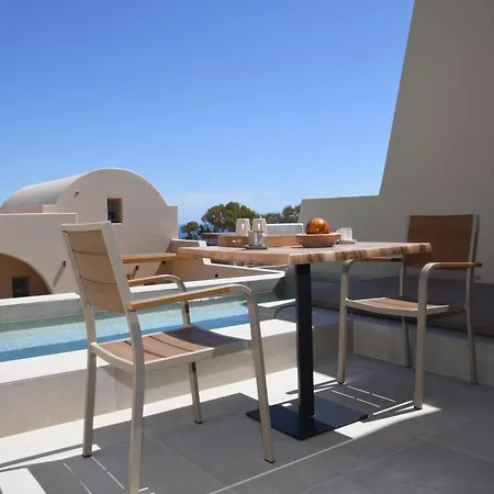 Villa Santorini - - Sleeps 2 - Pool - Parking Mesariá