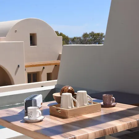 Villa Santorini - - Sleeps 2 - Pool - Parking Mesariá