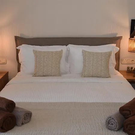 Villa Santorini - - Sleeps 2 - Pool - Parking Mesariá